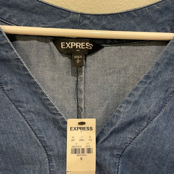 NWT Express Chambray V neck top with tie at waist. Size S - Picture 2 of 5